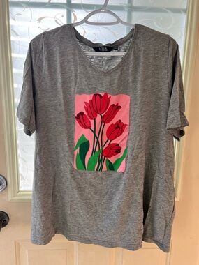 Ulla Popken 16/18 v neck short sleeve gray t shirt with graphic tulip front.